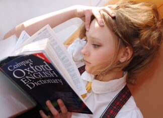 Jakie są cechy języka mówionego?