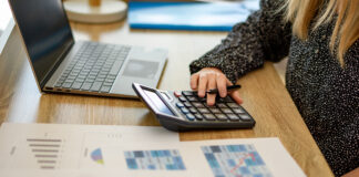 Doradca finansowy obliczający koszty inwestycji siedząc przy biurku